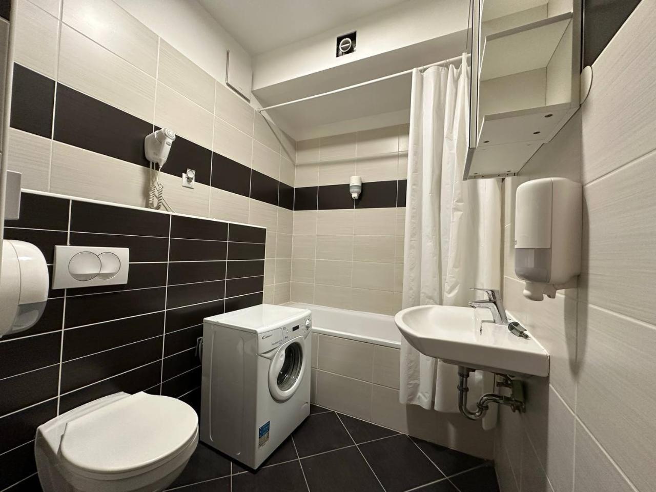 Sun Resort Residential Suite-Free Parking Garage Same Building Budapest Eksteriør billede